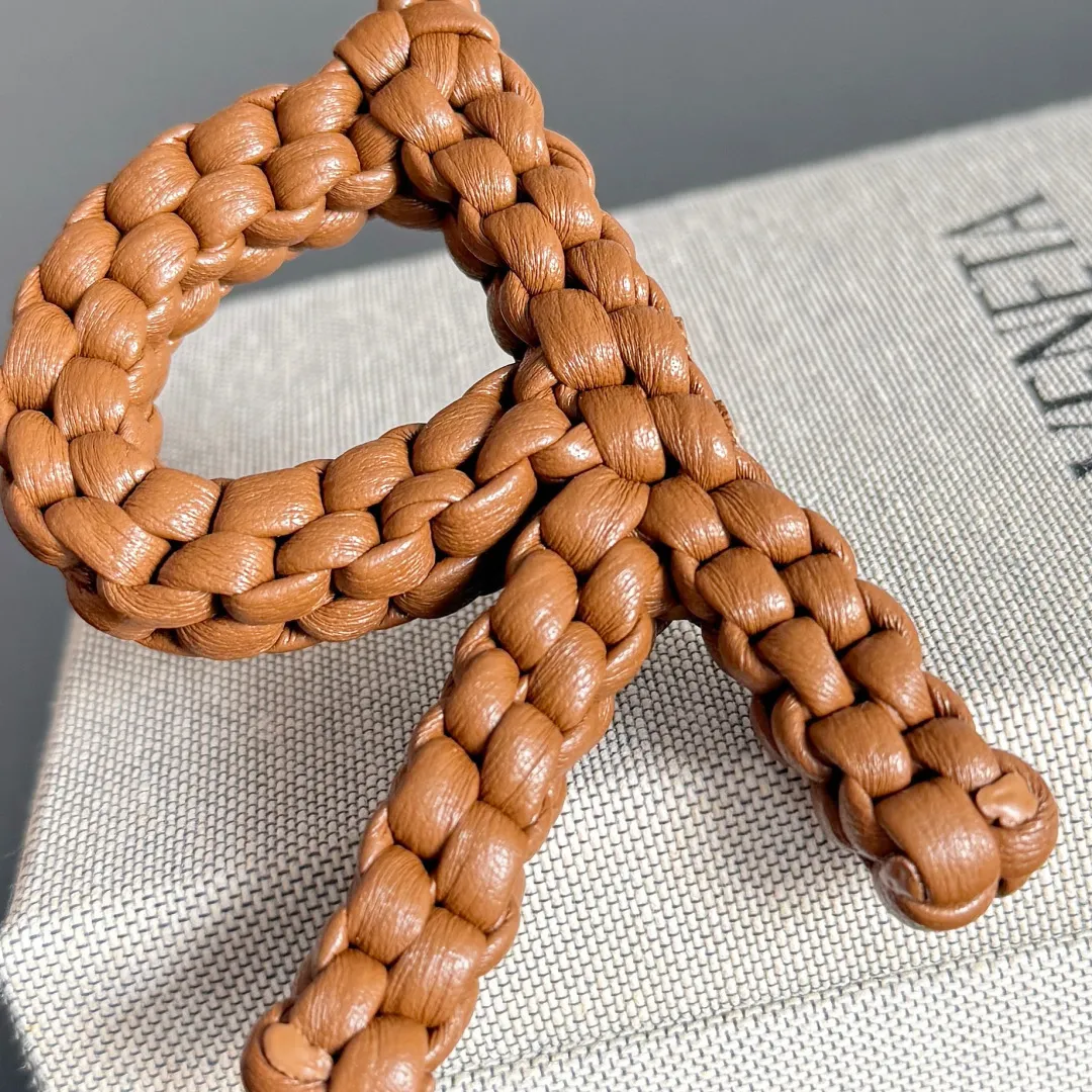Batch 420 Let’s see what new cute little thing BV has released~ It’s this letter pendant, which is different from the puppy pendant. The weaving of this letter is more three-dimensional, and the material is very solid, and it is not easy to deform even if it is folded. Style number: R